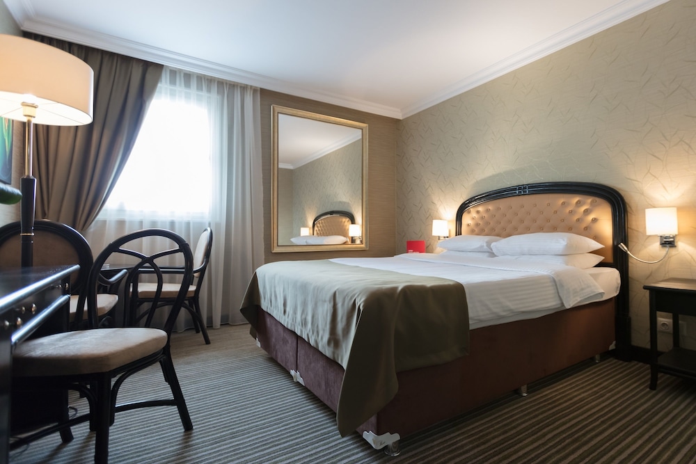 Business Room, 1 King Bed, Non Smoking (Newly Refurnished) - Photo 3