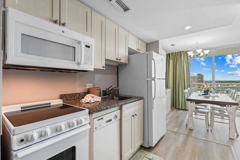 Standard Condo, 1 Bedroom, Partial Ocean View photo 3