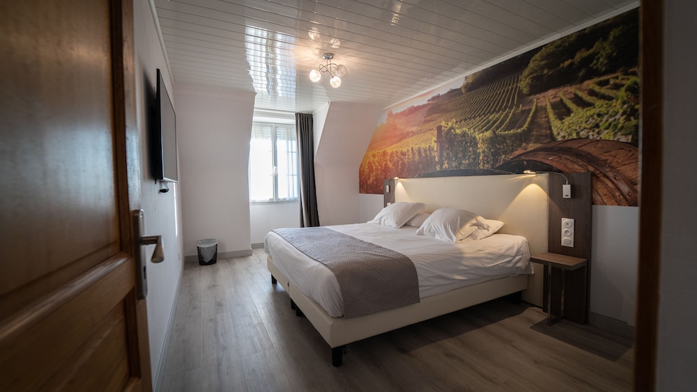 Family Suite, 1 Queen Bed, Bathtub, Valley View - Photo 3