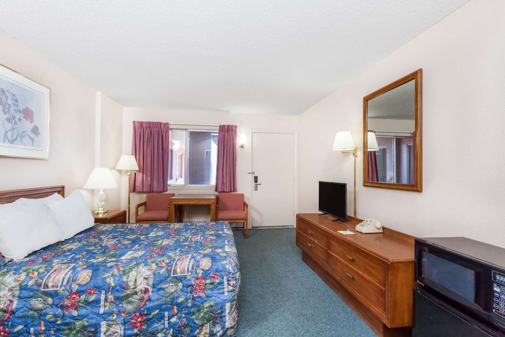 Room, 1 Queen Bed, Accessible, Non Smoking (Mobility, Bathtub w/ Grab Bars) - Photo 1