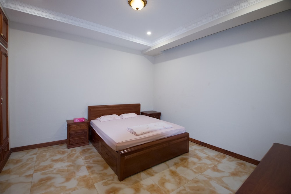 Basic Double Room, 1 King Bed, Non Smoking, Private Bathroom photo 3