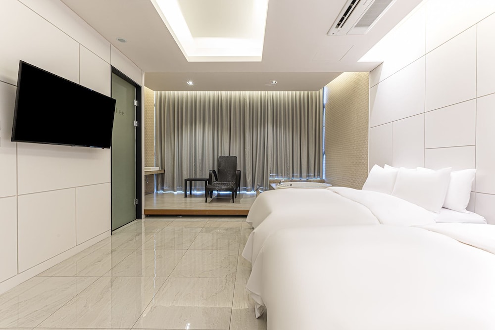 Suite Twin (Over 36 month old surcharge 20000 KRW, Breakfast Included) photo 3