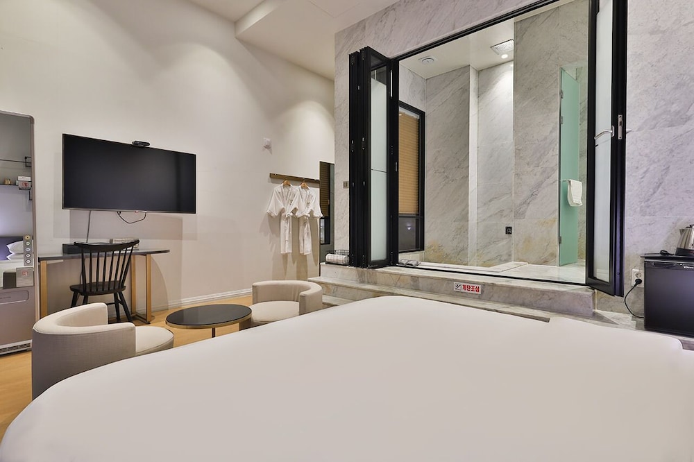 Suite - Photo 10