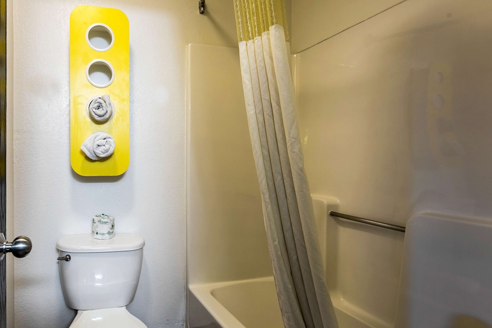 Deluxe Room, 2 Queen Beds, Non Smoking, Refrigerator & Microwave - Photo 6