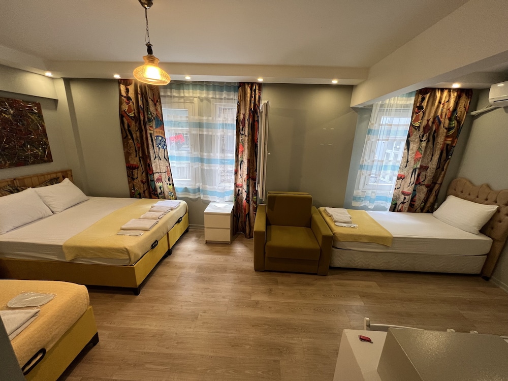 Basic Quadruple Room photo 2