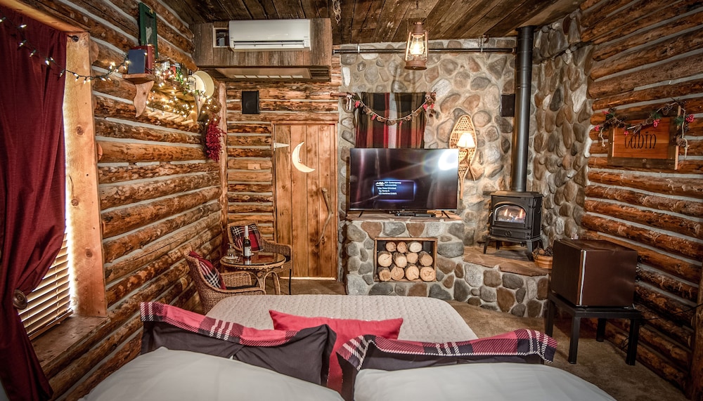 Cabin (Log) - Photo 2