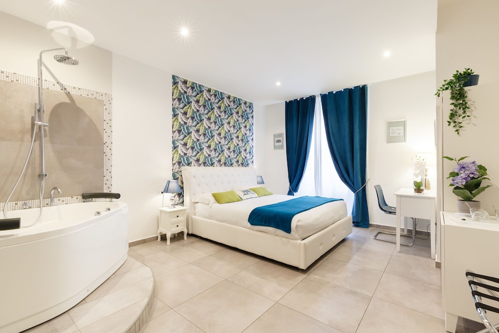 Superior Suite, 1 Queen Bed, Jetted Tub