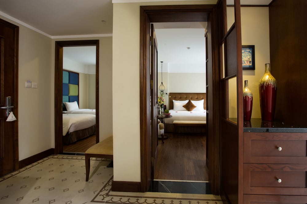 Family Suite, 1 king and 2 single beds thumbnail 6