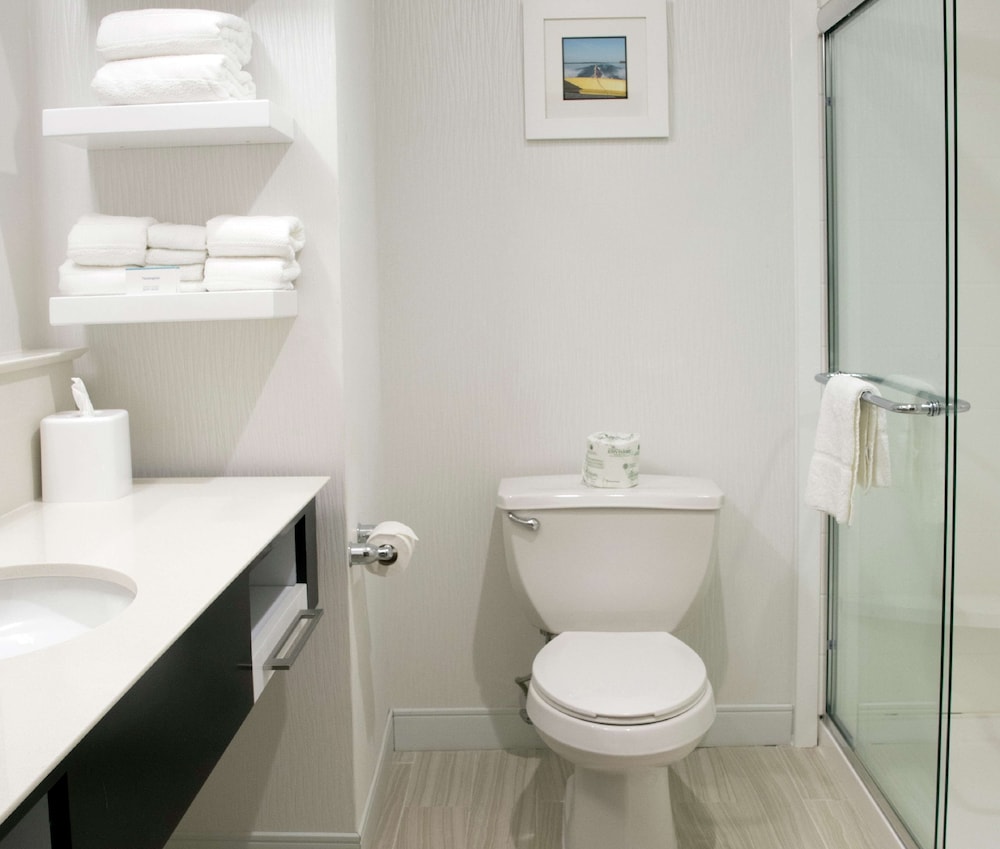 Room, 1 King Bed, Non Smoking, Refrigerator & Microwave (Jetted Tub) photo 2