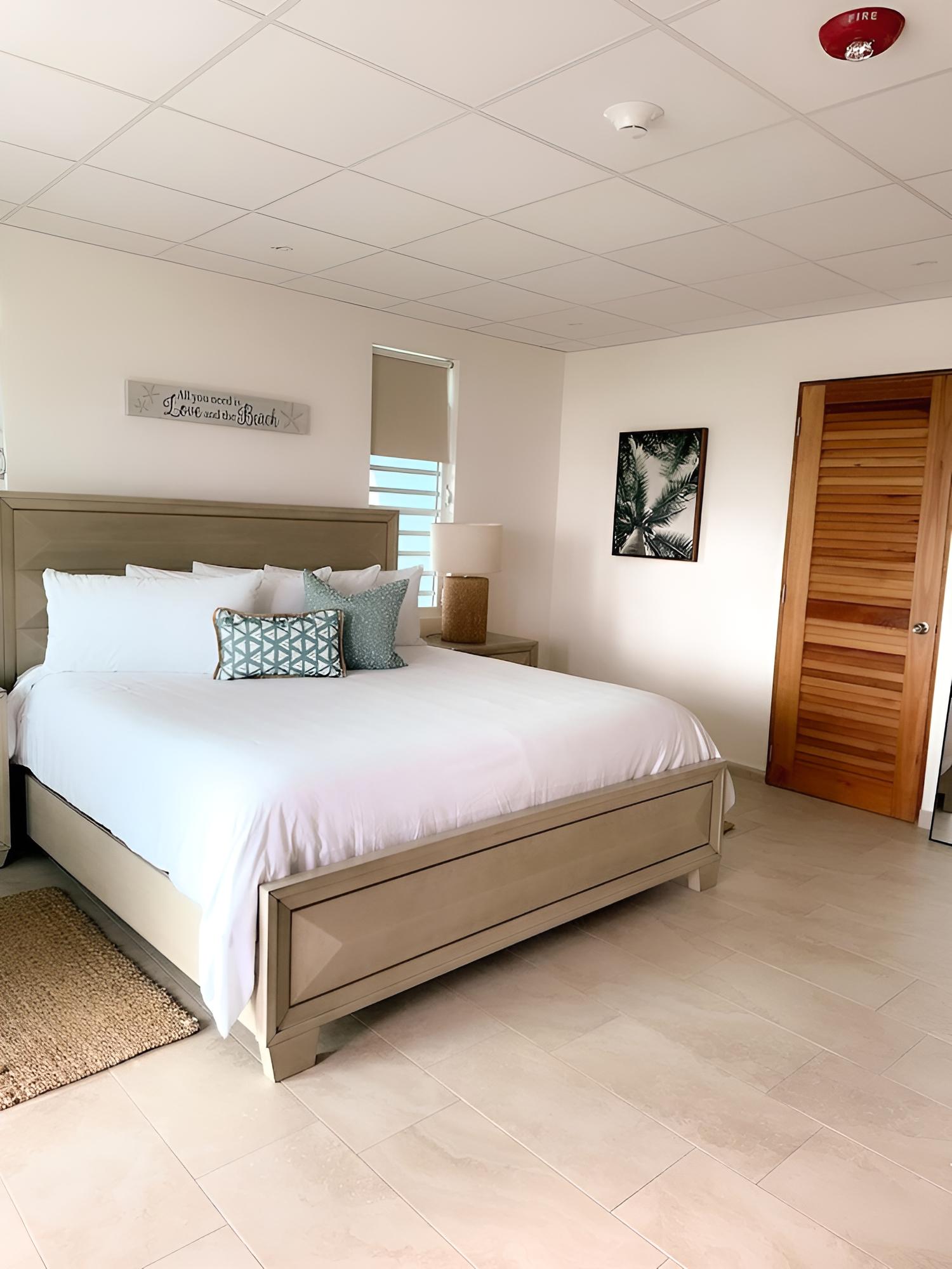 Deluxe Room, 1 King Bed, Partial Ocean View photo 2