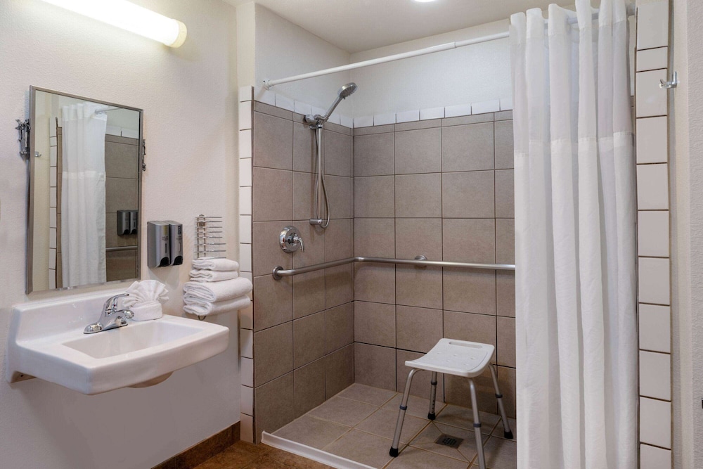 Room, 1 King Bed, Accessible, Roll-in Shower, Non Smoking - Photo 7