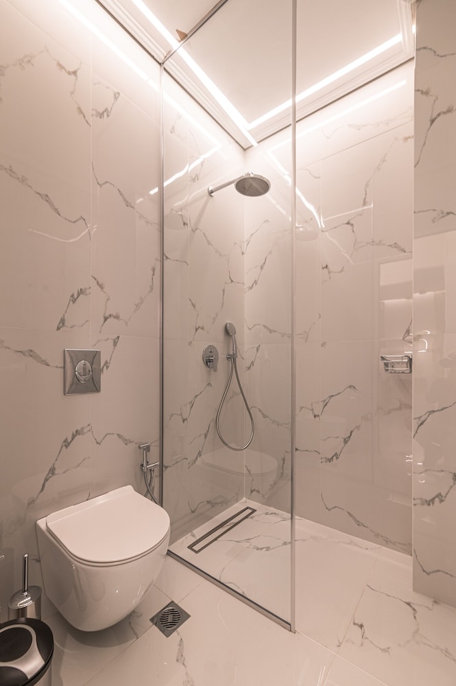 Luxury Apartment - Photo 33