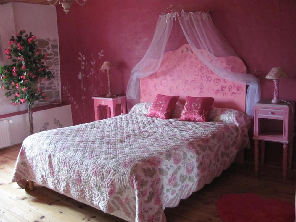 Double Room (Rose)
