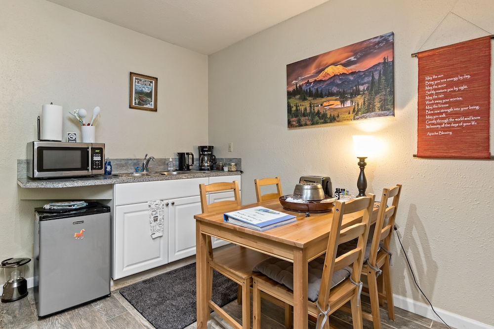 Signature Studio Suite, Multiple Beds, Kitchenette, Garden Area photo 3