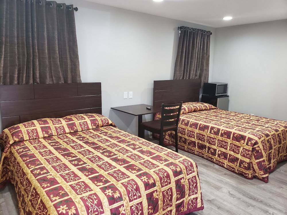 Double Room, 2 Double Beds, Non Smoking, Refrigerator & Microwave photo 1
