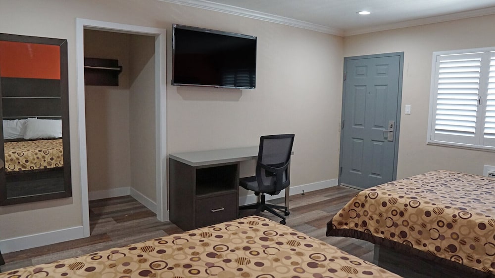 Standard Room, 2 Queen Beds, Non Smoking - Photo 7