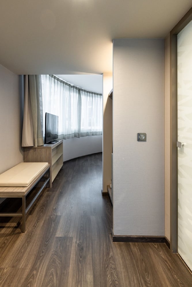 Classic Room, 1 Queen Bed, City View