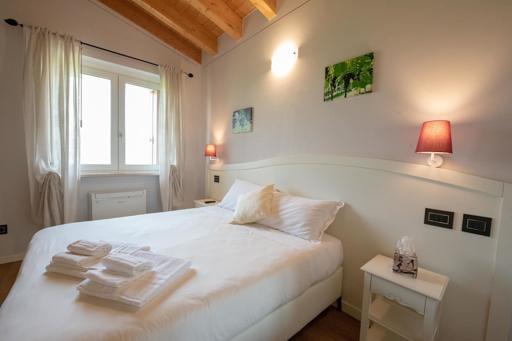 Classic Double or Twin Room, 1 Bedroom, Hill View photo 2