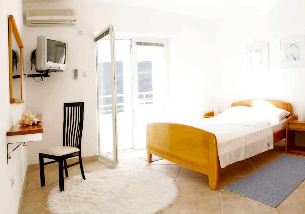 Apartment, 2 Bedrooms, Sea View photo 3