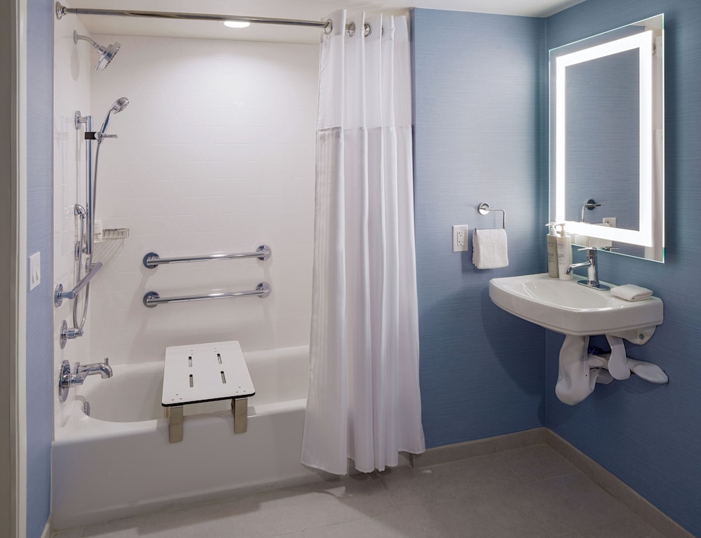 Room, 2 Queen Beds, Bathtub (Mobility & Hearing) - Photo 4
