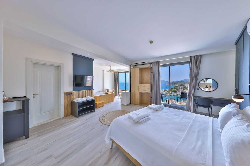 Deluxe Room with Sea View and Jacuzzi - Photo 1