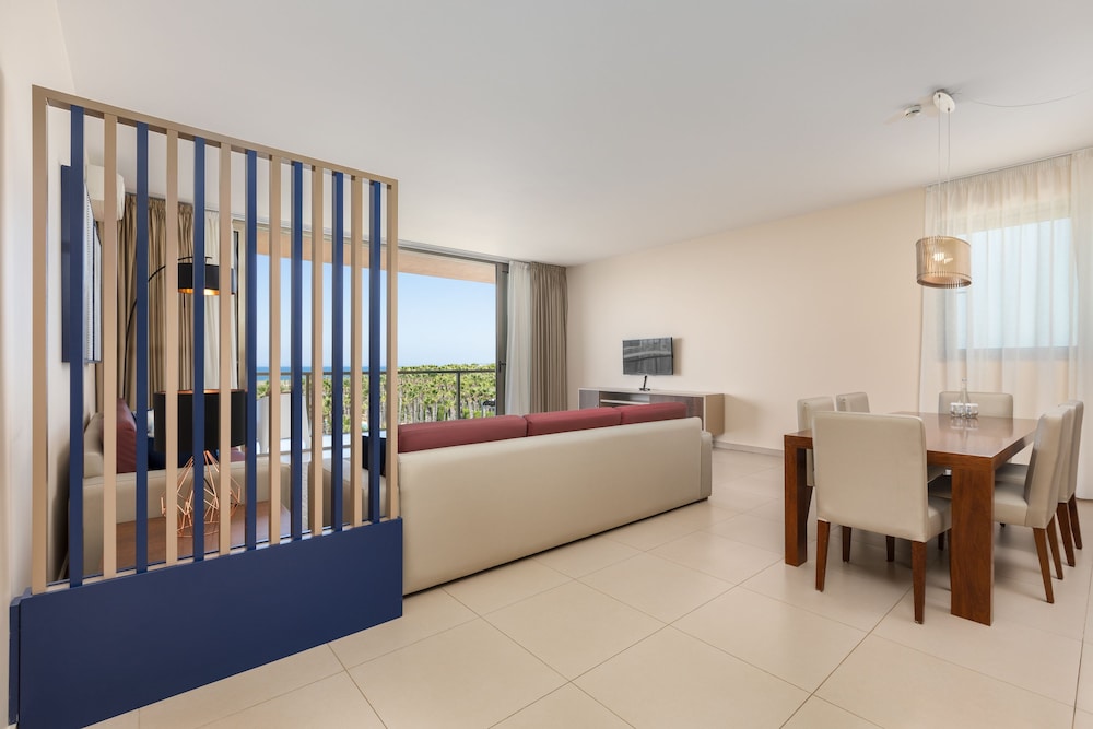 Suite, 3 Bedrooms - Photo 1