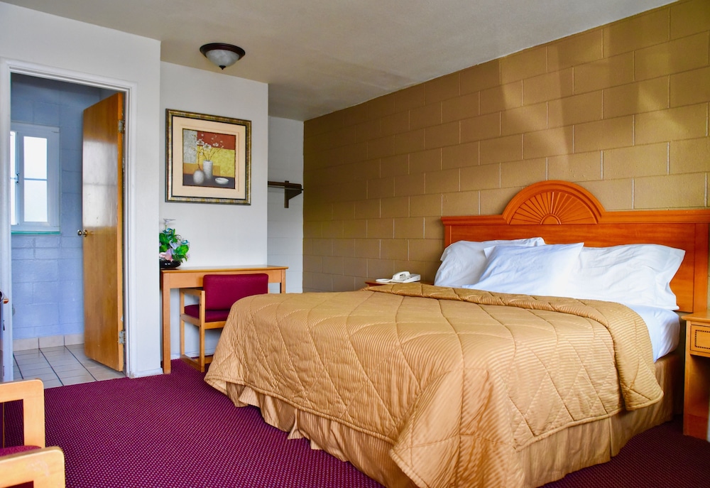 Standard Room, 1 King Bed, Non Smoking photo 1