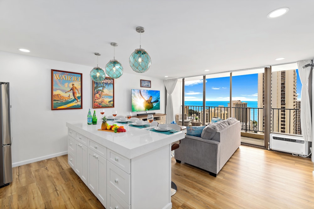 High Floor Ocean View Condo (King Bed and Parking): Condo, 1 Bedroom, Ocean View (0126) photo