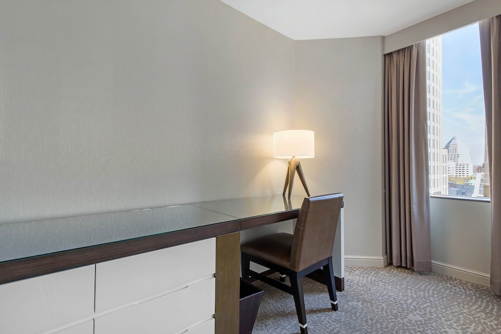 Premier Room, 1 King Bed - Photo 2