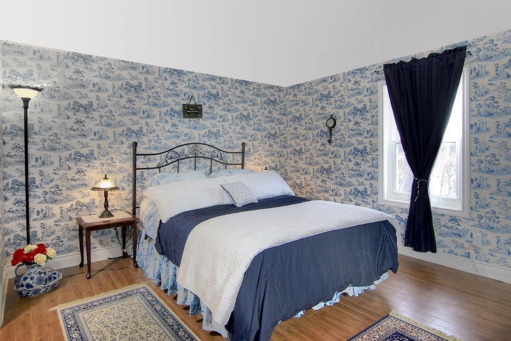 Suite 2, Queen Bed photo 1