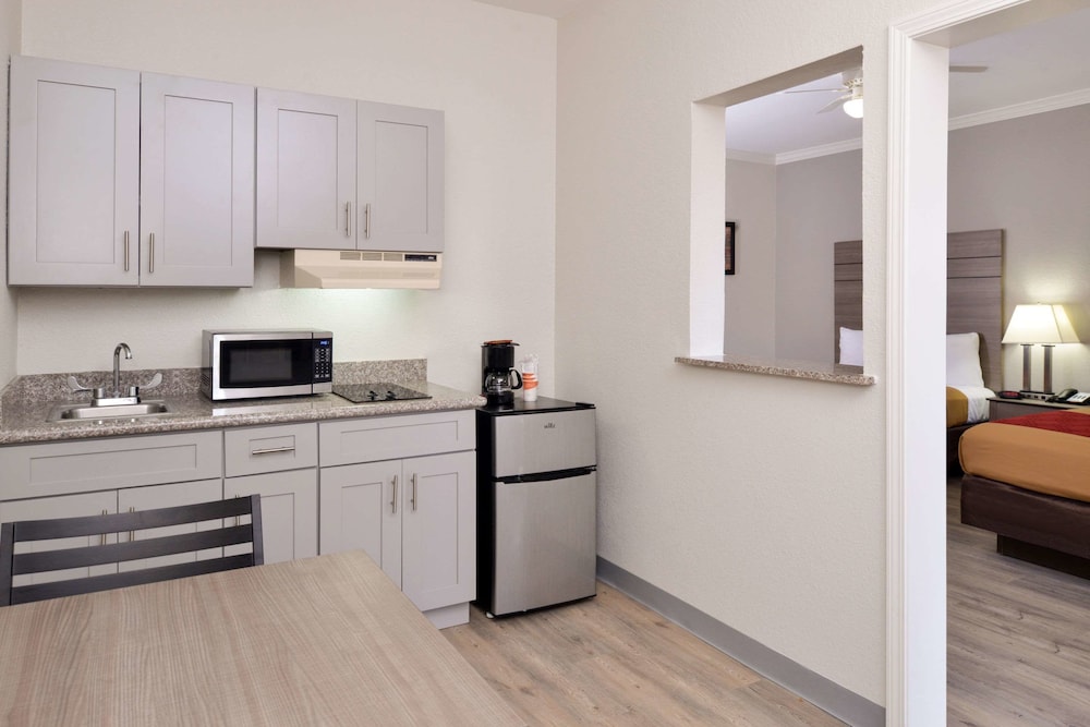 Standard Room, 2 Queen Beds, Smoking, Kitchen - Photo 2