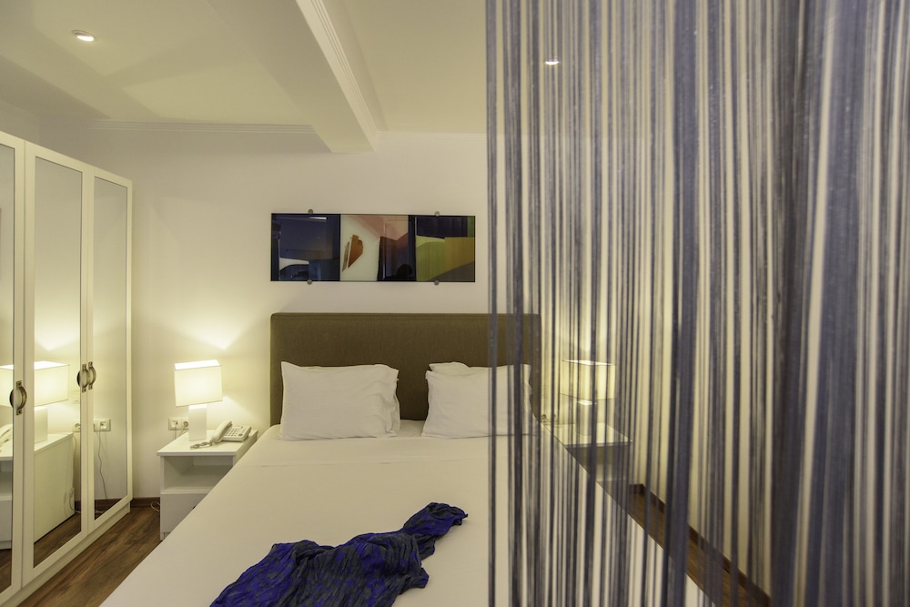 Honeymoon Suite, Jetted Tub - Photo 6