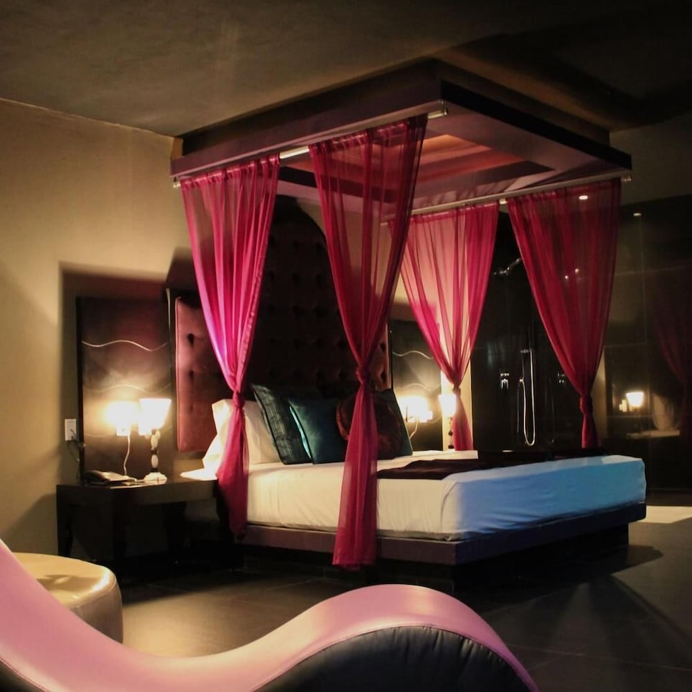 Suite Arabe with Round Bed
