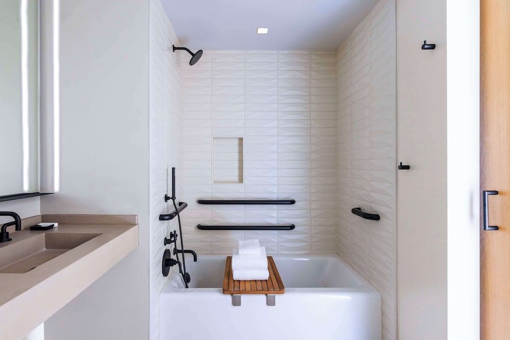 Room, 1 King Bed, Accessible, Bathtub - Photo 1