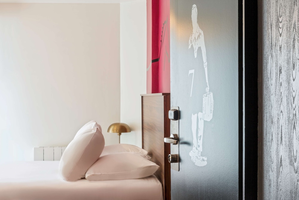 Classic Room, 1 Queen Bed, Non Smoking, Balcony - Photo 1