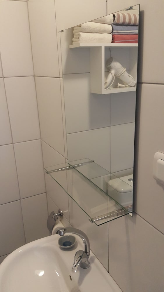 Room 4 photo 2