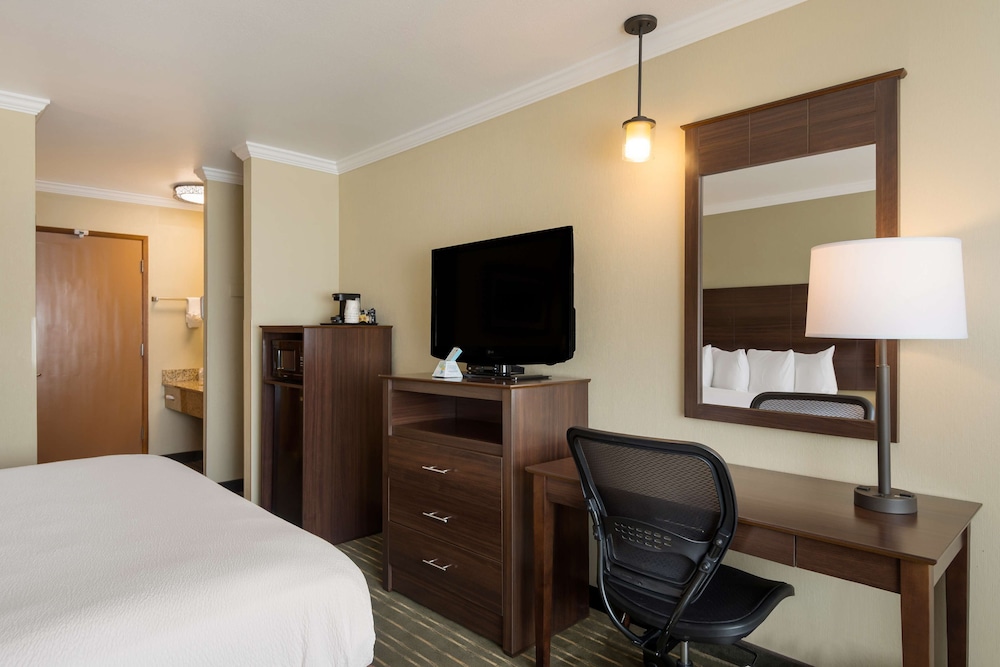 Suite, 2 Queen Beds, Accessible, Bathtub (with Sofabed) - Photo 2
