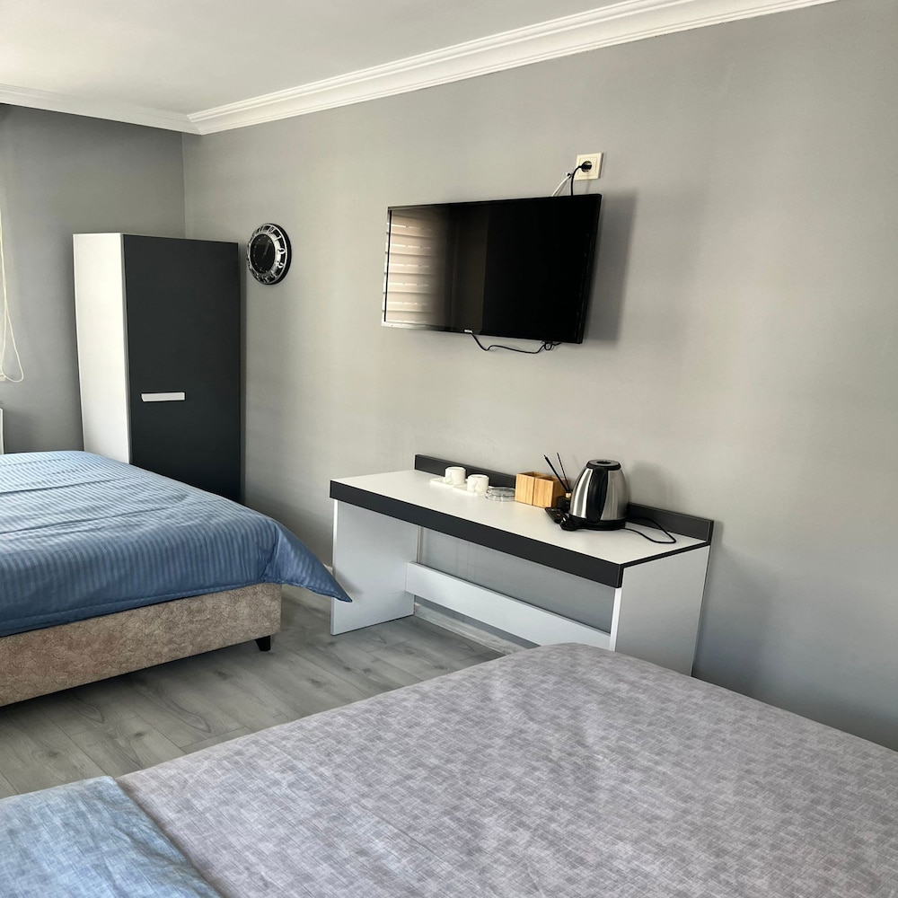 Family Room, Multiple Beds, Smoking photo 2