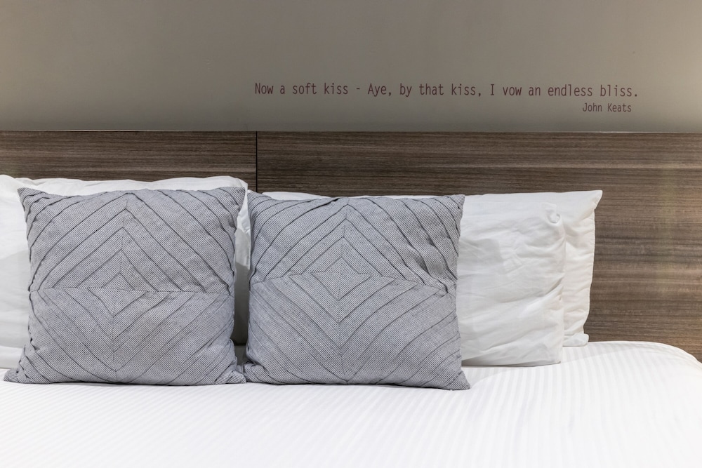 Montvale Deluxe Suite - Photo 2