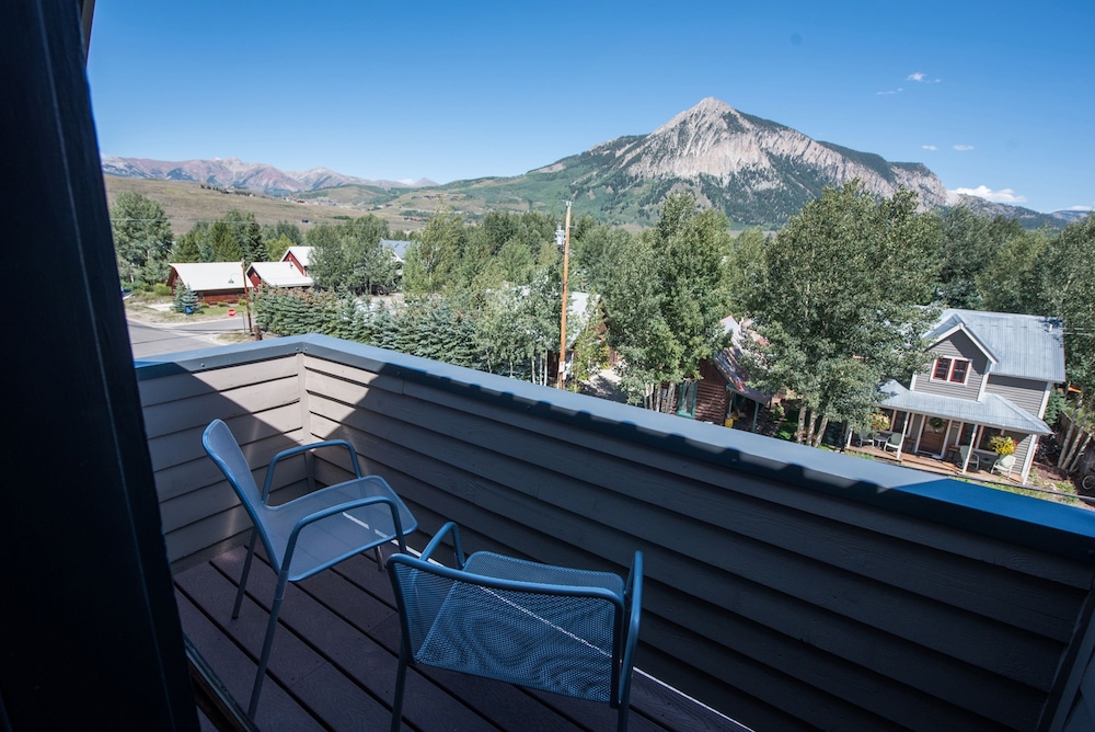 Standard Single Room, 1 Queen Bed, Mountain View