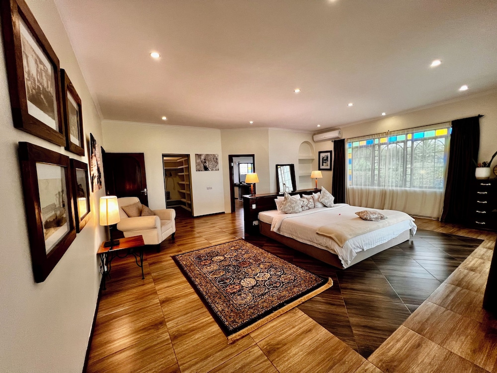 Executive Double Room, 1 King Bed, Pool View photo 1