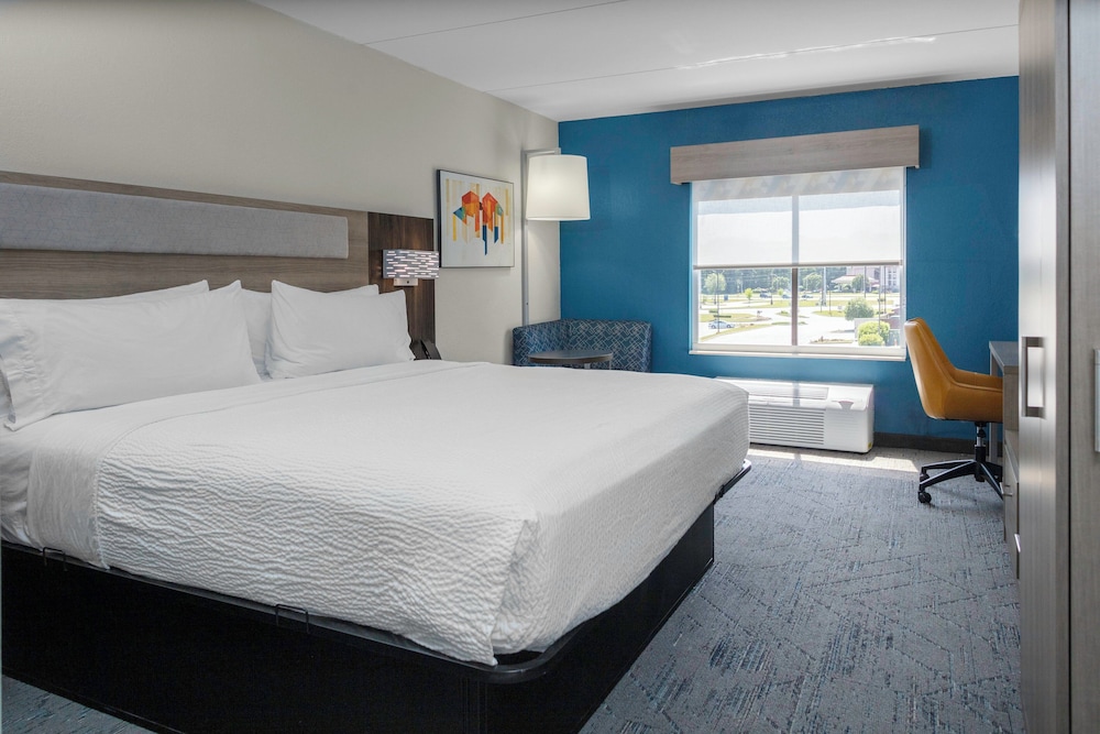 Standard Room, 1 King Bed, Accessible - Photo 5