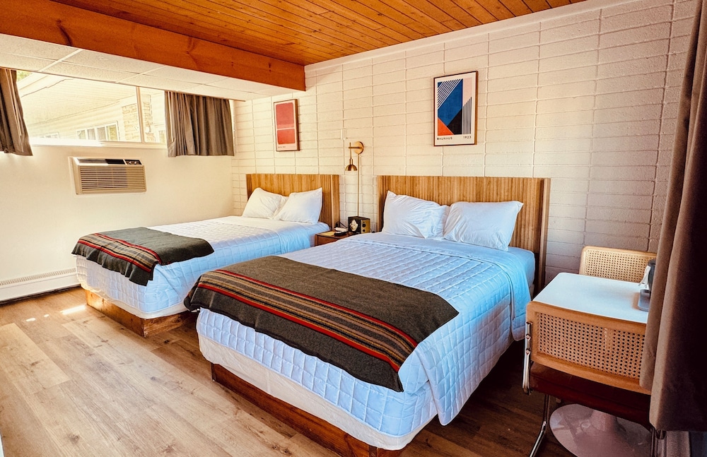 Classic Double Room, 2 Queen Beds photo 2