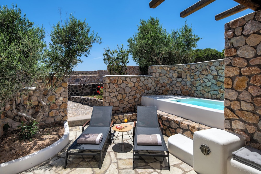 Superior Room with outdoor Hot Tub and Garden View - Photo 8