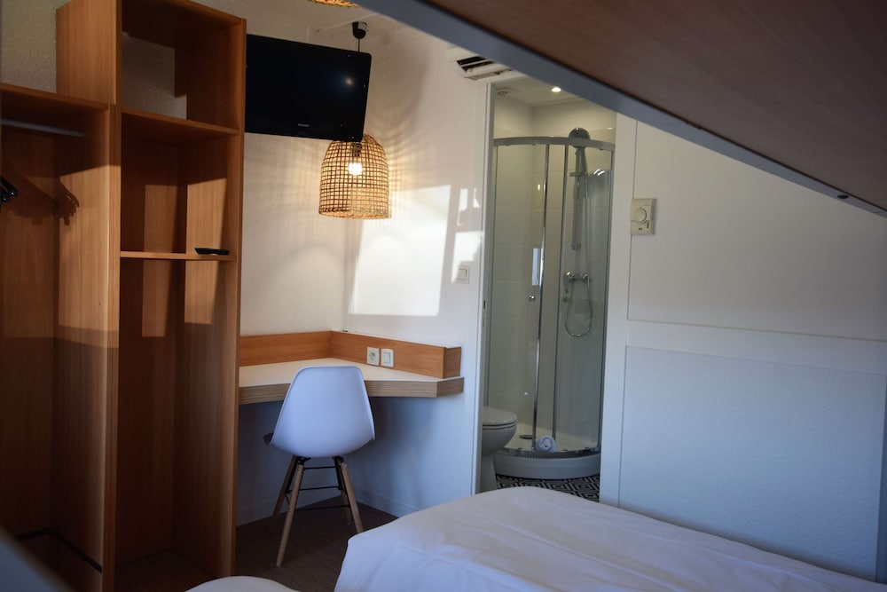 Standard Room, 3 Twin Beds - Photo 11