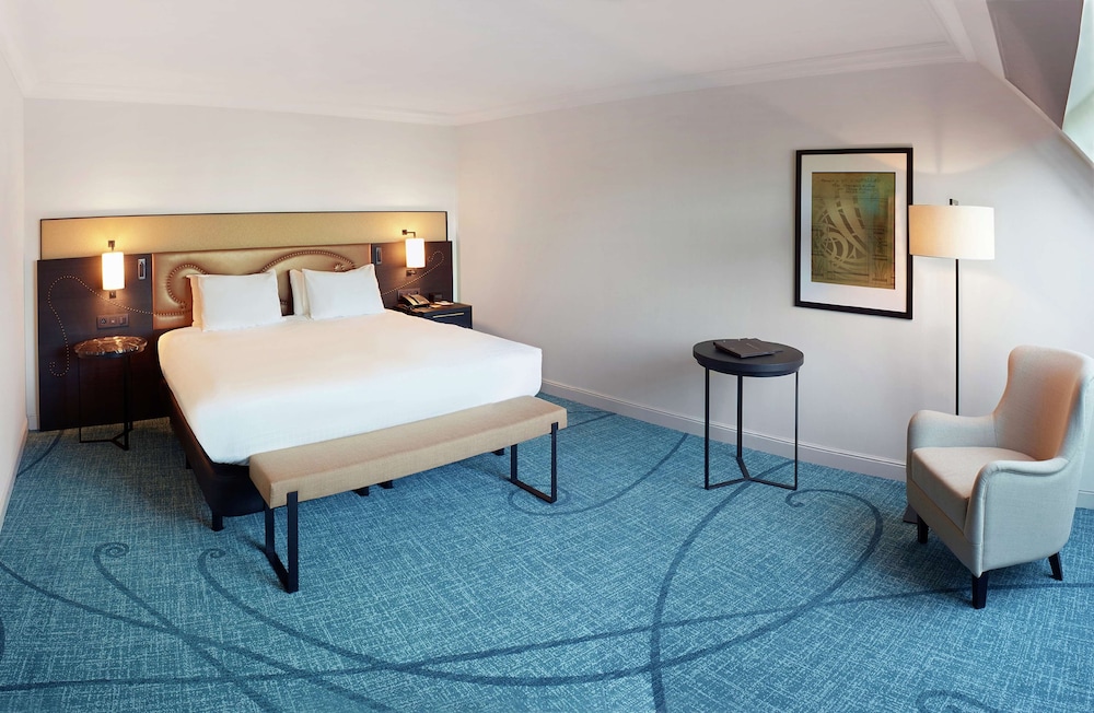 Junior Suite, 1 King Bed, Club Lounge Access thumbnail 6