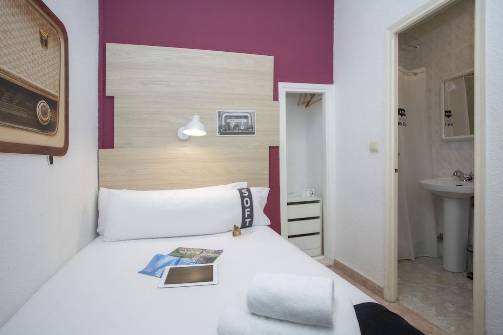 Basic Single Room thumbnail 6