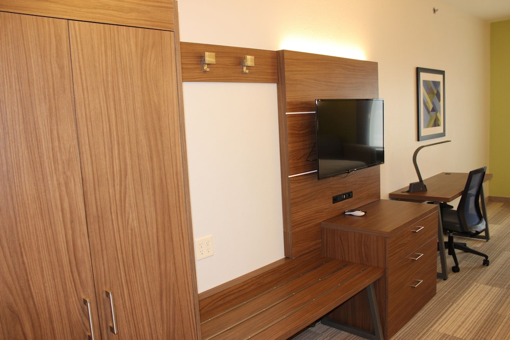 Suite, 1 King Bed, Non Smoking - Photo 4