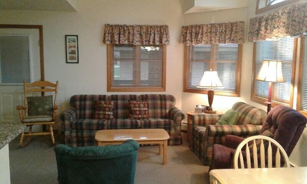 Suite, 2 Bedrooms, Kitchen, Golf Course OR Mountain View photo 2