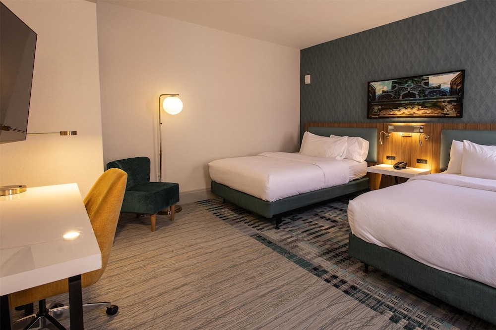 Room, 2 Queen Beds, Accessible, Bathtub